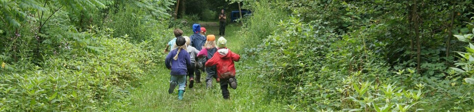 Kinder rennen im Wald