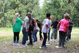 Kinder auf Holzwaben, die ein Spiel spielen