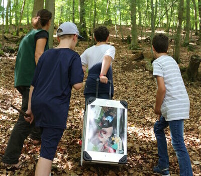 Kinder unterwegs mit der Waldkiste im Wald